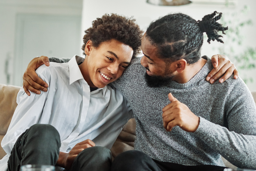 pai conversando com filho adolescente