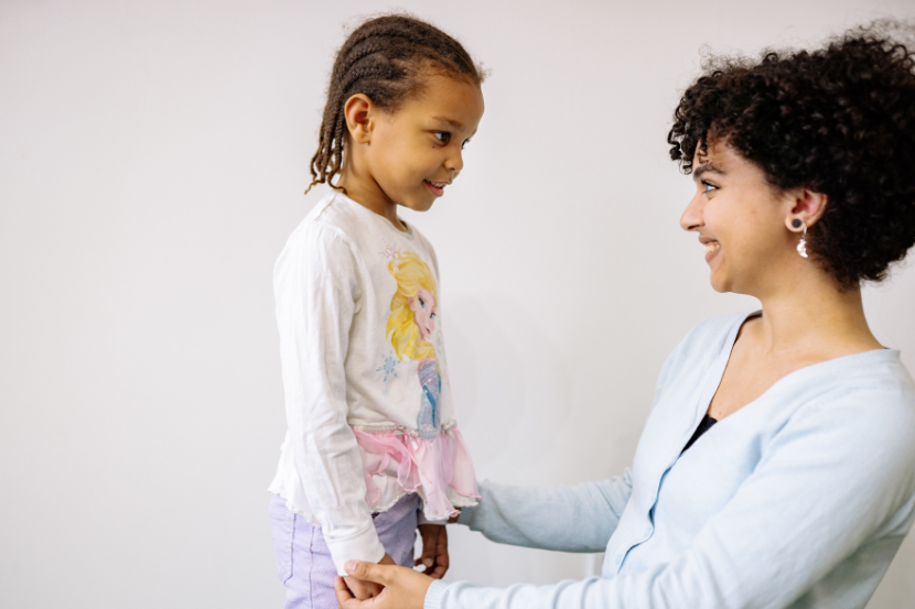 saúde mental infantil criança e mãe felizes