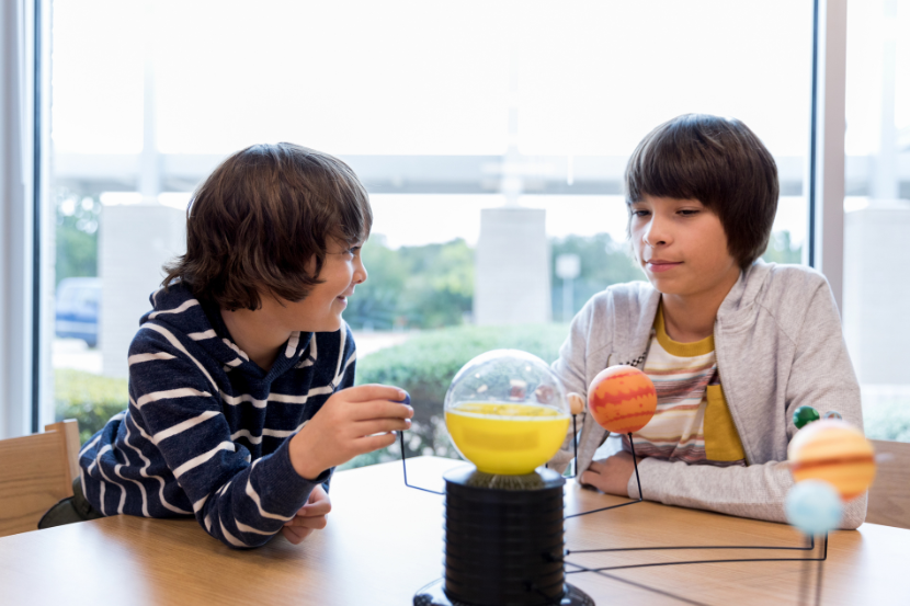 atividades sobre o Sistema Solar crianças fazendo maquete sobre o sistema solar na escola