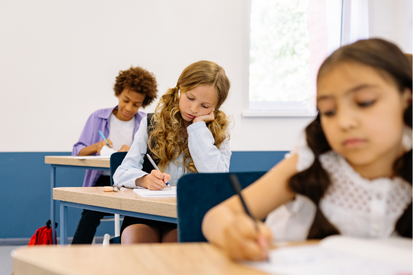 pós-volta às aulas crianças na escola com expressão de cansadas