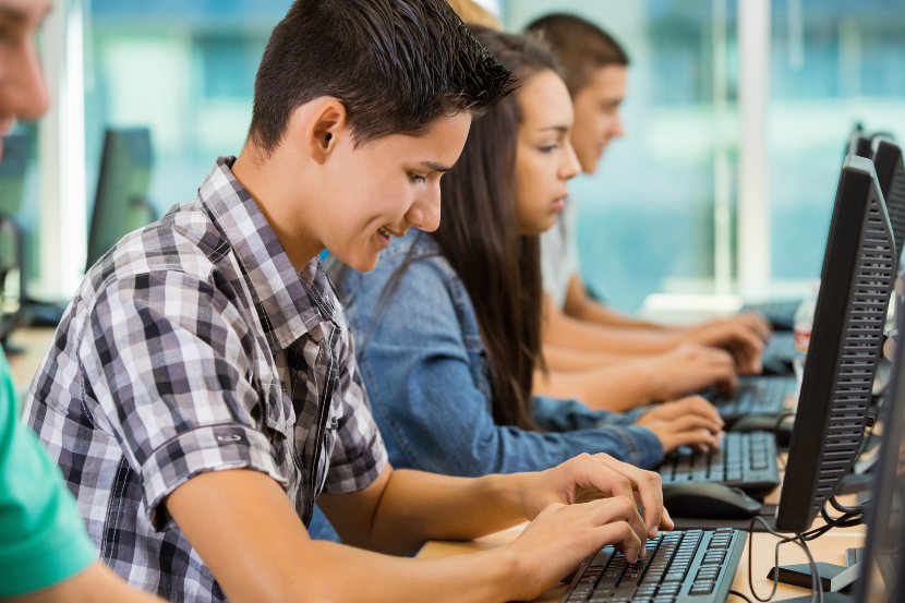 alunos de curso regular técnico em informática no computador