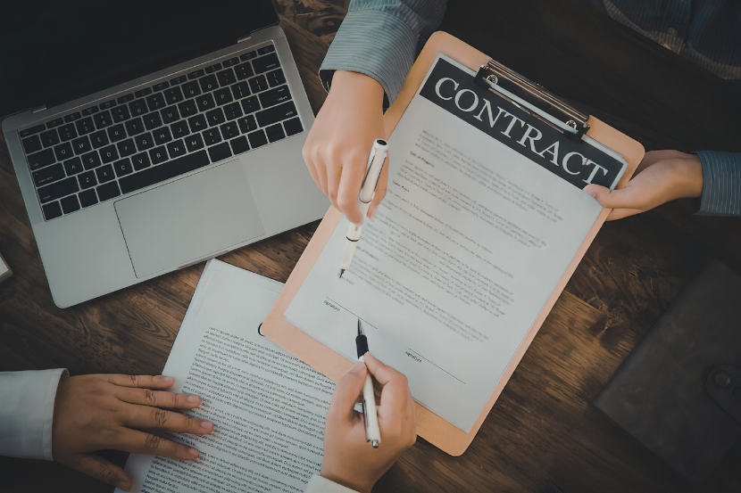 contrato escolar sendo assinado