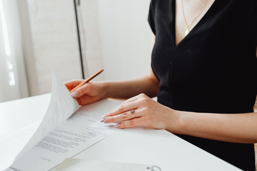 pessoa lendo contrato escolar