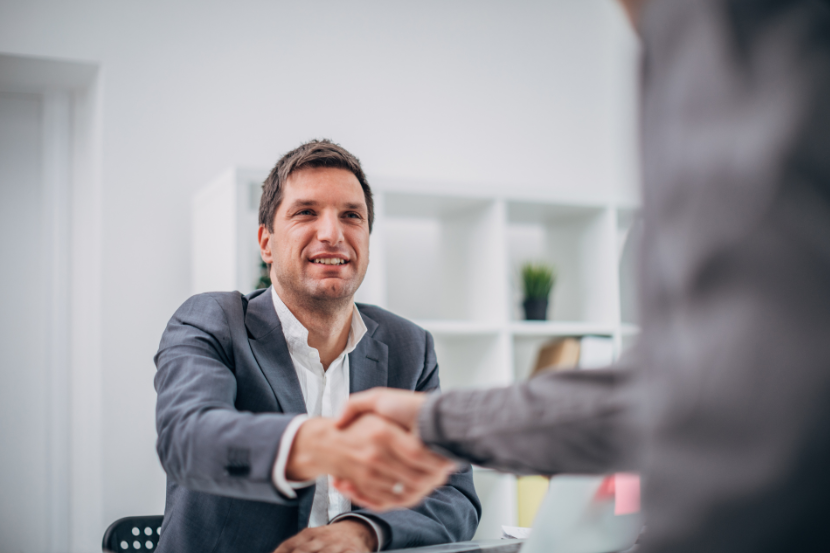 pai fazendo acordo com contrato escolar