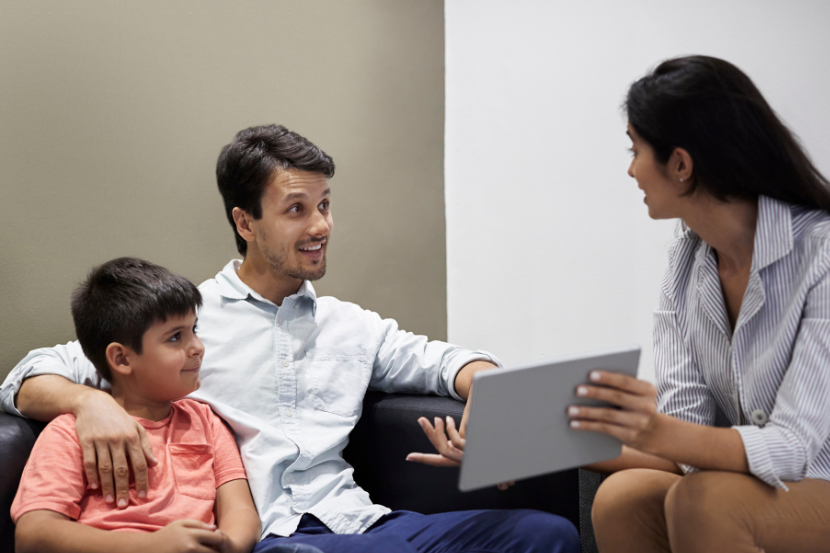 pai conhecendo e avaliando escola para o filho