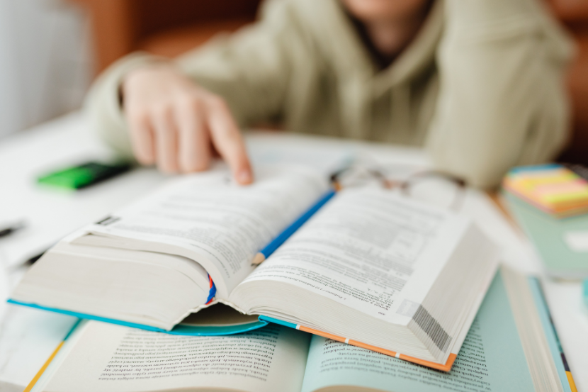 aluno estudando com material didático da escola