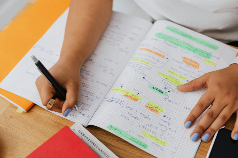 principais métodos de estudo aluna estudando com método de mapa mental