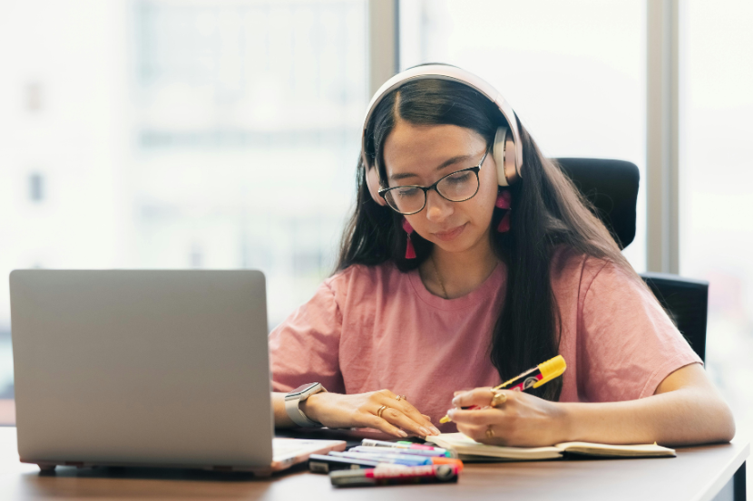 principais métodos de estudo menina estudando no computador com fone de ouvido