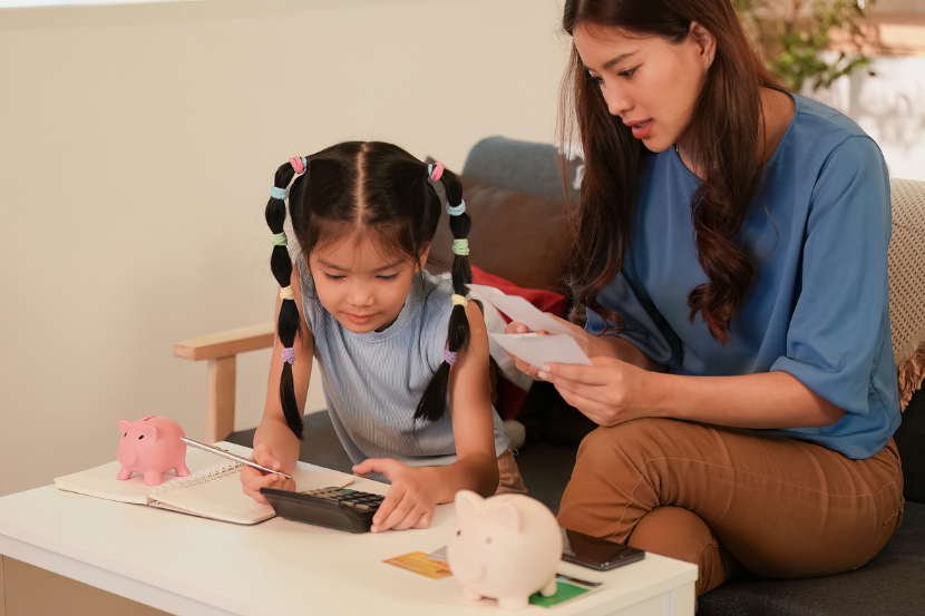 educação financeira infantil mãe e filha calculando gastos da família juntas