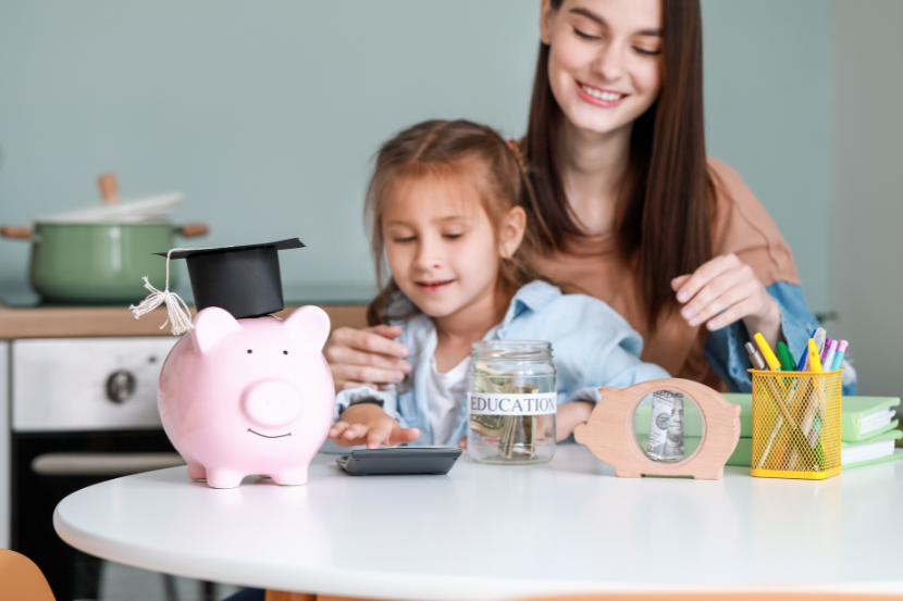 educação financeira infantil mãe ensinando filha sobre educação financeira
