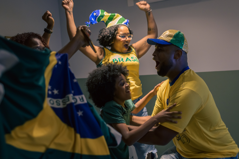 família comemorando gol do Brasil durante a copa