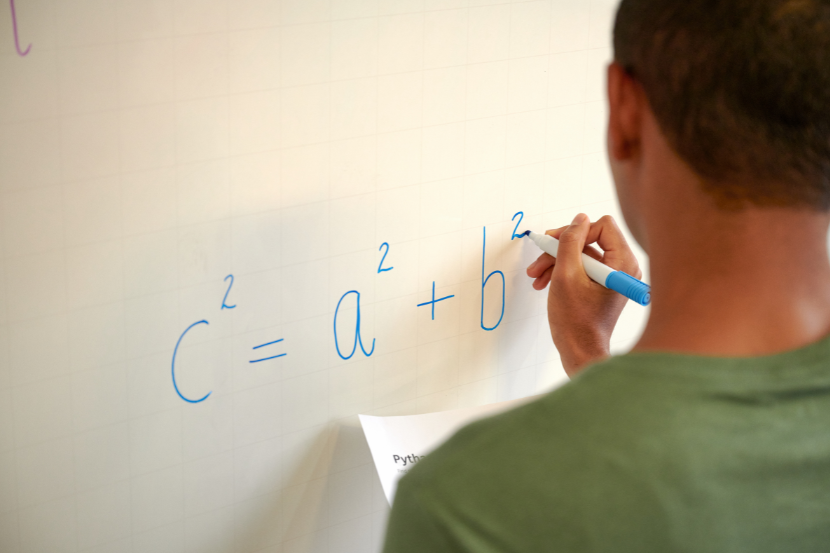 o que é a obmep aluno treinando matemática no quadro