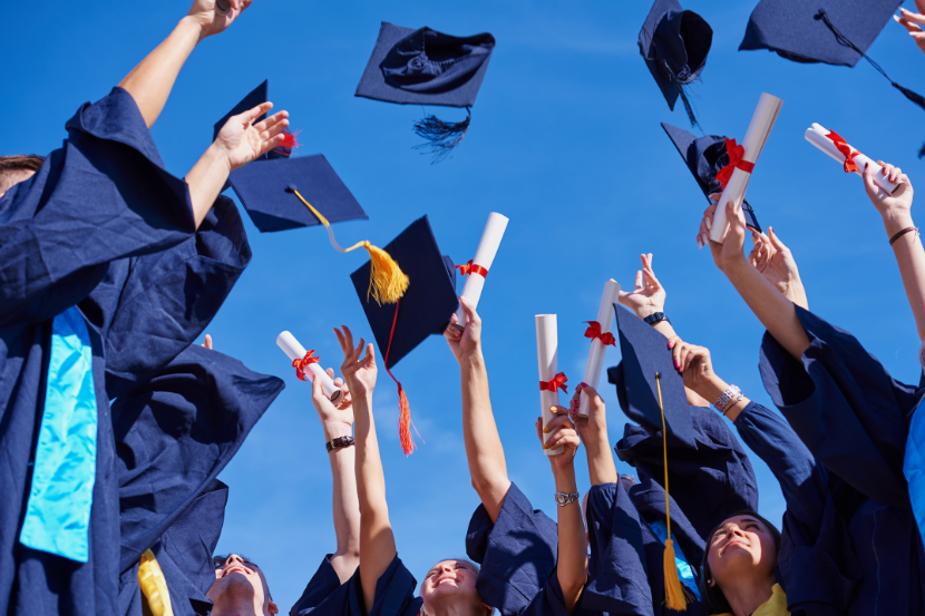 dupla diplomação ensino médio formandos do ensino médio comemorando formatura