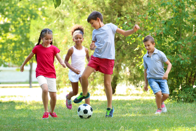 futebol e aprendizado infantil crianças brincando com bola de futebol