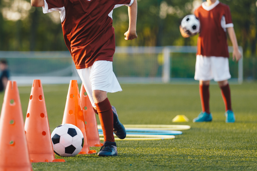 futebol e aprendizado infantil crianças treinando futebol com obstáculos