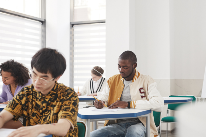 o que é o Provão Paulista alunos fazendo prova em sala de aula