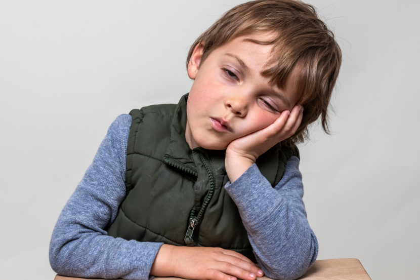 Sono infantil e aprendizagem criança sonolenta após uma rotina ruim de sono