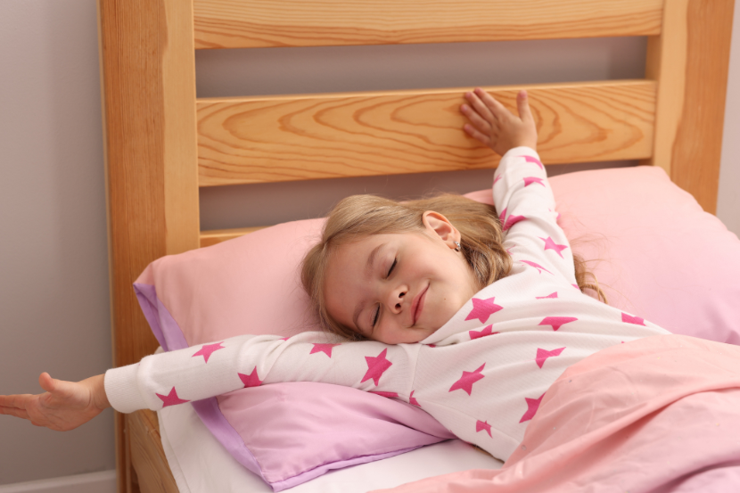 Sono infantil e aprendizagem criança acordando bem e feliz depois de uma boa noite de sono