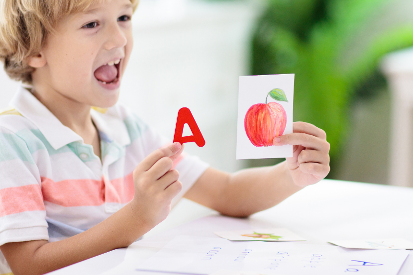 método fônico criança na escola aprendendo a ler associando letras a sons