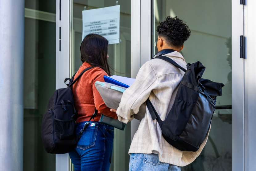 escola com preparação para vestibular estudantes do ensino médico com materiais de estudo chegando na escola